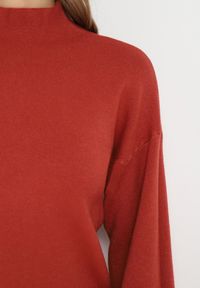 Born2be - Czerwona Sweterkowa Sukienka Mini z Gładkiej Dzianiny Narel. Kolor: czerwony. Materiał: dzianina. Wzór: gładki. Typ sukienki: proste. Długość: mini #4