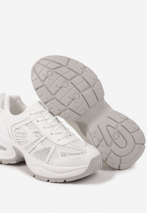 Born2be - Białe Sneakersy na Piankowej Podeszwie Zdobione Cyrkoniami Raviel. Okazja: na co dzień. Zapięcie: sznurówki. Kolor: biały. Materiał: jeans. Wzór: aplikacja