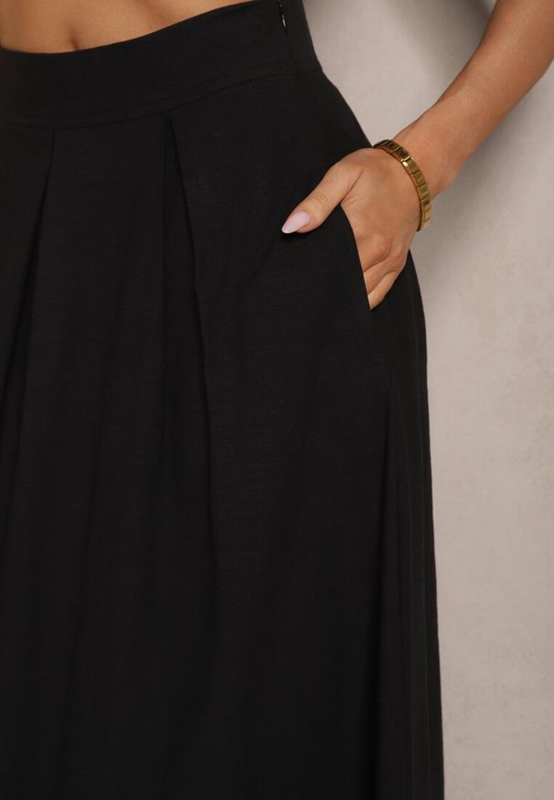 Renee - Czarna Rozkloszowana Spódnica z Bawełną High Waist Katavira. Okazja: na co dzień. Stan: podwyższony. Kolor: czarny. Materiał: bawełna. Styl: casual, elegancki