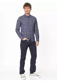 Lee - LEE SLIM BUTTON DOWN MĘSKA KOSZULA MATERIAŁOWA W KRATĘ NIGHT SKY L66XZHSJ. Typ kołnierza: button down. Materiał: materiał