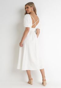 Born2be - Biała Rozkloszowana Sukienka Midi z Ozdobnym Wiązaniem na Plecach i Gumką w Pasie z Lnem Senaida. Okazja: na co dzień. Typ kołnierza: dekolt w kształcie V. Kolor: biały. Materiał: len. Wzór: aplikacja. Styl: klasyczny, casual, elegancki. Długość: midi #4