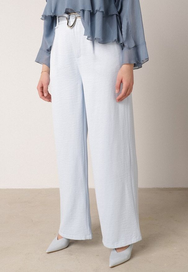 Born2be - Niebieskie Szerokie Spodnie z Wysokim Stanem z Domieszką Bawełny i Geometryczną Klamrą Syliteia. Okazja: na co dzień. Stan: podwyższony. Kolor: niebieski. Materiał: bawełna. Wzór: geometria. Styl: casual