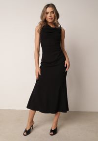 Born2be - Czarna Sukienka VICES Ozdobiona Aplikacją na Ramieniu Palleleora. Okazja: na wesele, na ślub cywilny. Kolor: czarny. Wzór: aplikacja. Typ sukienki: proste. Styl: elegancki #1