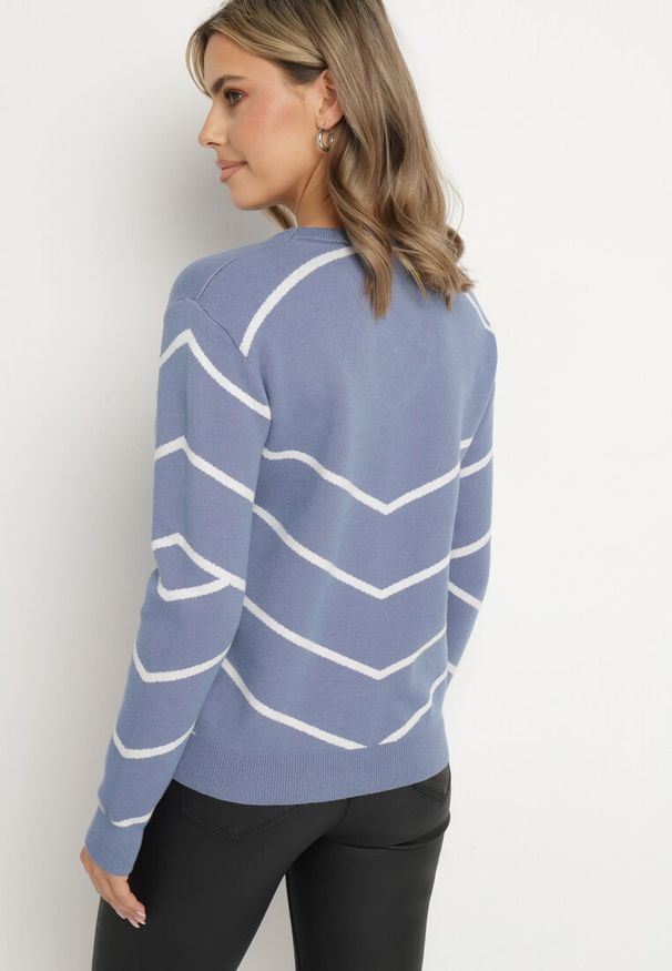 Born2be - Niebieski Sweter z Wiskozą w Geometryczny Wzór z Wycięciem w Kształcie Serca z Cyrkoniami Temilime. Okazja: na co dzień, na spotkanie biznesowe, do pracy. Kolor: niebieski. Materiał: wiskoza. Długość rękawa: długi rękaw. Długość: długie. Wzór: geometria. Styl: biznesowy, elegancki, casual