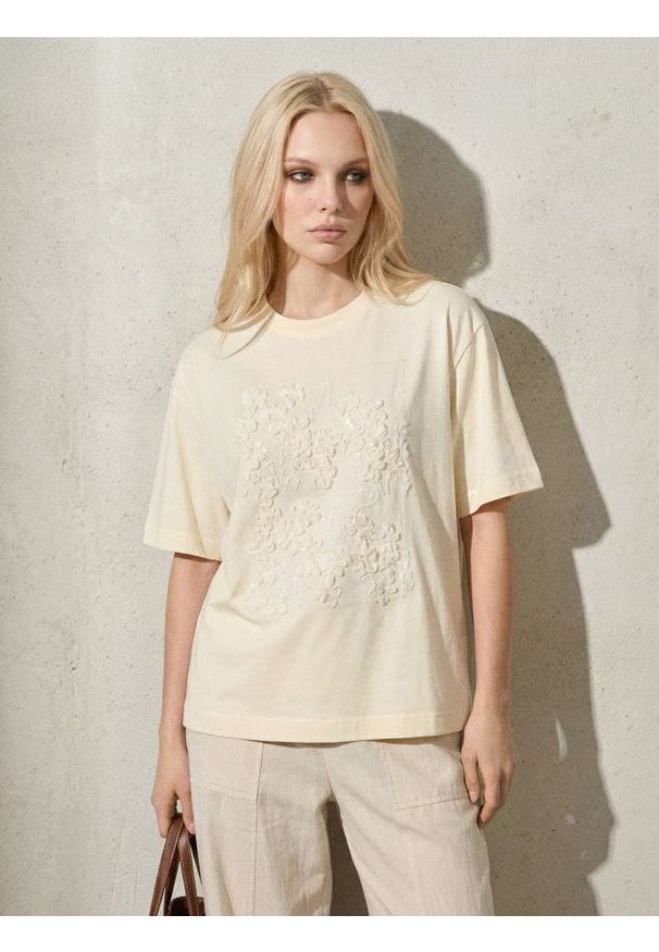 Sinsay - Bawełniana koszulka z kwiatową aplikacją i cekinami - żółty. Kolor: żółty. Materiał: bawełna. Wzór: kwiaty, aplikacja