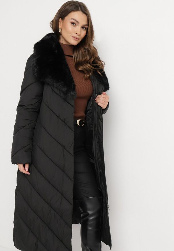 Born2be - Czarna Długa Kurtka Płaszcz Pikowany z Wiązanym Paskiem i Futerkiem Kemiss. Kolor: czarny. Materiał: futro. Długość: długie. Wzór: aplikacja