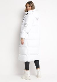 Born2be - Biała Długa Kurtka Pikowana Płaszcz na Zamek z Kapturem Lesea. Okazja: na co dzień. Typ kołnierza: kaptur. Kolor: biały. Materiał: dzianina, jeans. Długość: długie. Styl: casual, elegancki #3