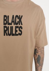 Born2be - Ciemnobeżowa Bawełniana Koszulka T-shirt z Nadrukiem po Obu Stronach Daven. Kolor: beżowy. Materiał: bawełna. Długość rękawa: krótki rękaw. Długość: krótkie. Wzór: nadruk