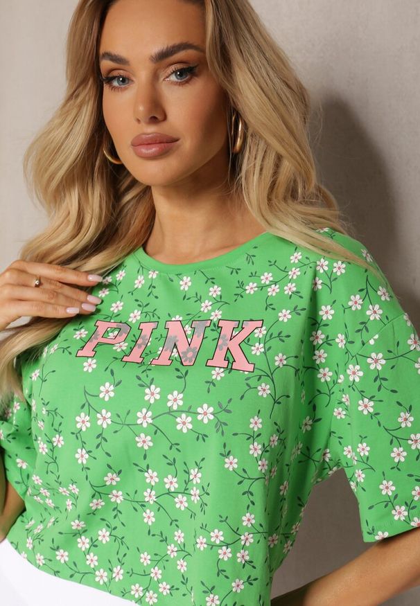 Renee - Zielony Oversize T-shirt Krótki z Bawełny Ozdobiony Napisem i Printem Dawene. Okazja: na co dzień. Kolor: zielony. Materiał: bawełna. Długość: krótkie. Wzór: napisy, aplikacja, nadruk. Styl: casual