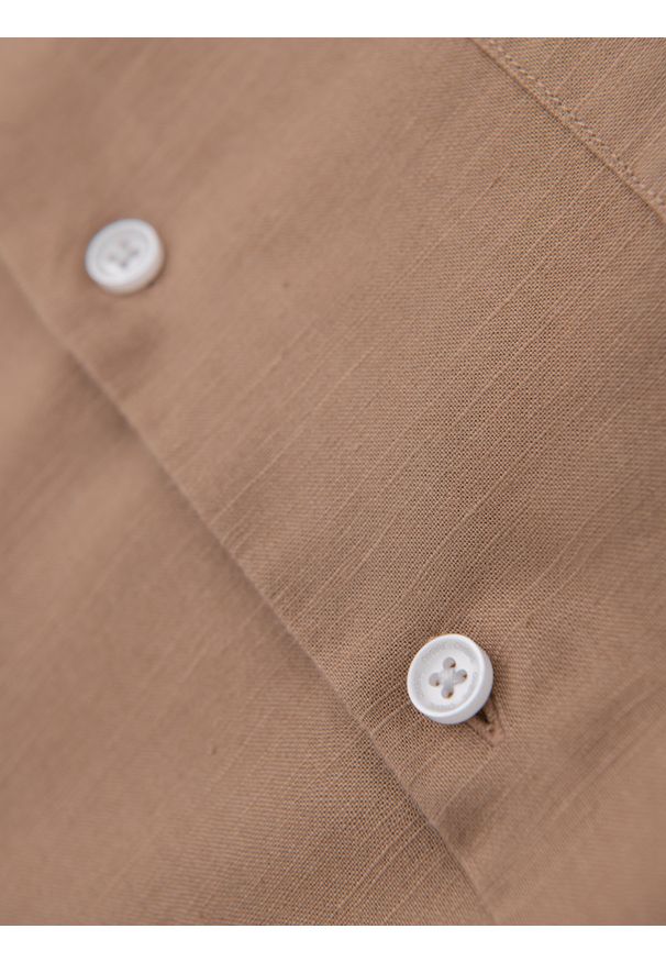 Ombre Clothing - Lniana koszula męska ze stójką i kieszenią REGULAR FIT – jasnobrązowa V7 - Rozmiar: M. Okazja: na co dzień. Typ kołnierza: kołnierzyk stójkowy. Kolor: brązowy. Materiał: len. Długość rękawa: długi rękaw. Długość: długie. Sezon: wiosna, lato. Styl: casual