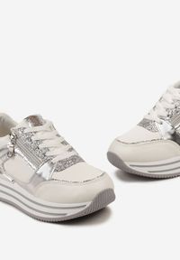 Born2be - Biało-Srebrne Sneakersy na Platformie Ozdobione Brokatem i Suwakiem Heliaza. Nosek buta: okrągły. Zapięcie: sznurówki. Kolor: biały. Materiał: materiał. Wzór: aplikacja. Obcas: na platformie. Wysokość obcasa: niski #4