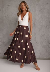 Renee - Brązowa Rozkloszowana Spódnica Plisowana High Waist w Groszki Telede. Stan: podwyższony. Kolor: brązowy. Długość: krótkie. Wzór: grochy. Styl: retro #2