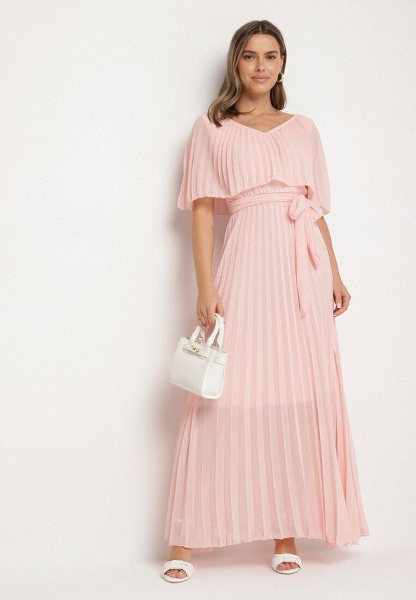 Born2be - Jasnoróżowa Sukienka Plisowana z Szeroką Falbaną Przy Dekolcie Dinara. Kolor: różowy. Styl: wizytowy. Długość: maxi