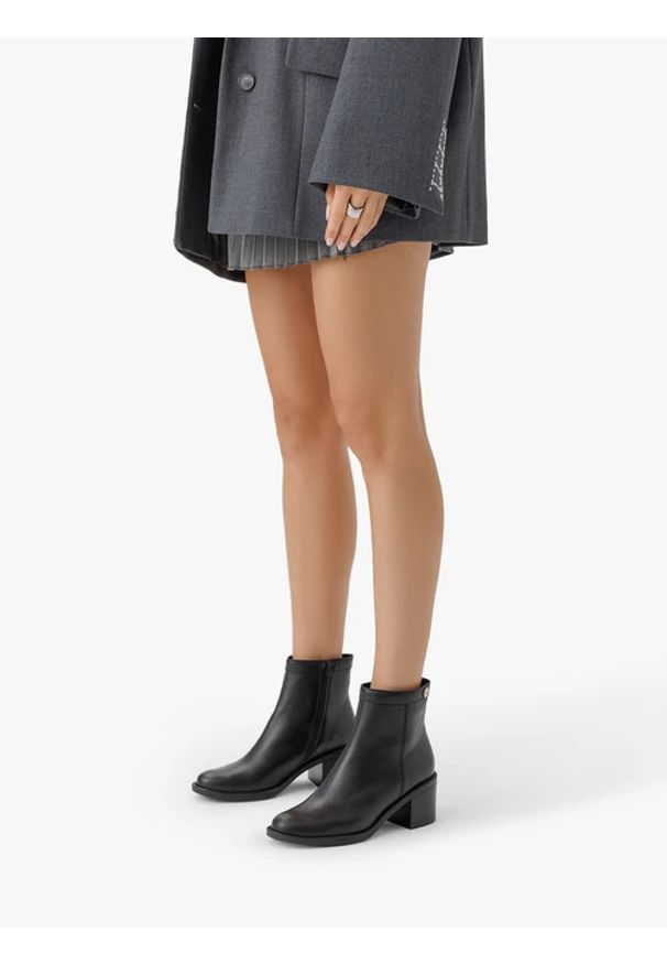 Ryłko - Czarne klasyczne botki na obcasie. Okazja: na co dzień. Nosek buta: okrągły. Zapięcie: zamek. Kolor: czarny. Szerokość cholewki: normalna. Wysokość cholewki: za kostkę. Materiał: skóra. Obcas: na obcasie. Styl: klasyczny. Wysokość obcasa: średni