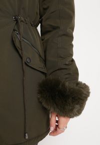 Born2be - Ciemnozielona Kurtka Parka z Futerkiem i Ściągaczem Hegade. Kolor: zielony. Materiał: futro. Wzór: aplikacja #4