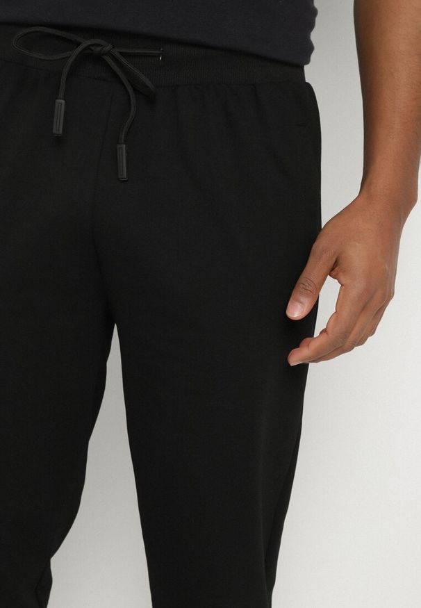 Born2be - Czarne Spodnie Dresowe z Gumką i Sznurkiem w Pasie Palaretia. Kolor: czarny. Materiał: dresówka. Styl: klasyczny