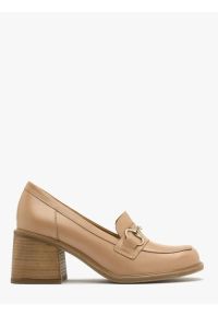 Ryłko - Beżowe mokasyny z platynową ozdobą na cholewce. Nosek buta: okrągły. Kolor: beżowy. Materiał: skóra. Szerokość cholewki: normalna. Wzór: aplikacja. Obcas: na obcasie. Styl: street. Wysokość obcasa: średni #1