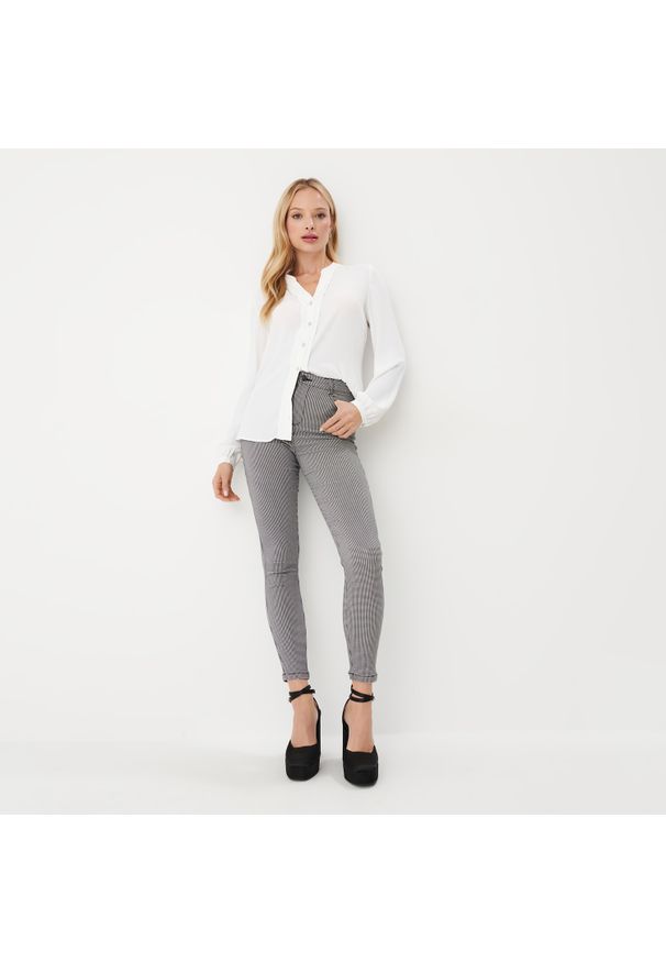 Mohito - Woskowane spodnie skinny - Kremowy. Kolor: kremowy