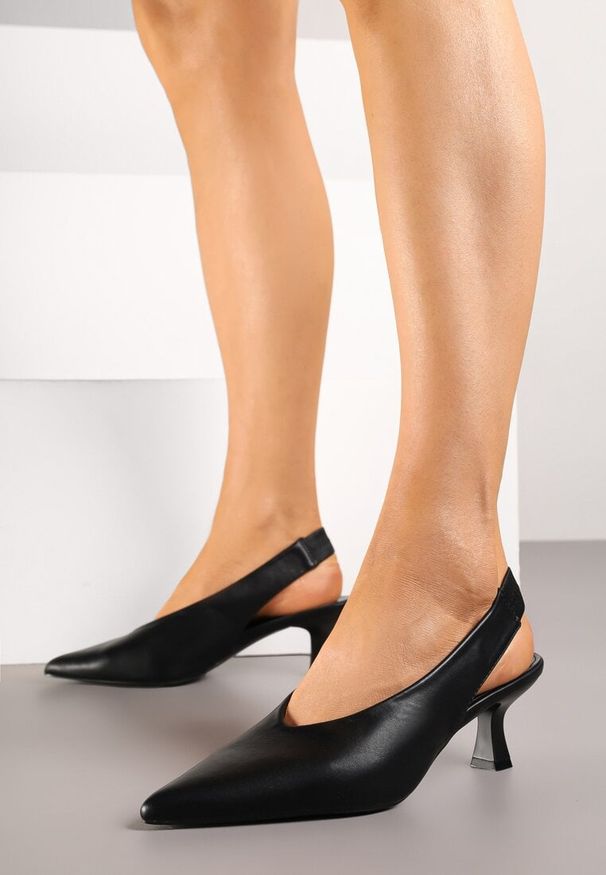 Renee - Czarne Czółenka Sandały Vices na Kaczuszce Typu Slingback Liluriela. Okazja: na co dzień. Kolor: czarny. Wzór: kwiaty. Sezon: lato. Obcas: na szpilce. Styl: casual, elegancki. Wysokość obcasa: średni
