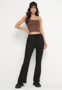 Born2be - Czarne Spodnie Dresowe o Kroju Dzwonów z Gumką w Talii Efravella. Okazja: na co dzień. Kolor: czarny. Materiał: dresówka. Styl: casual, elegancki
