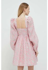 Custommade sukienka Jenny kolor różowy mini rozkloszowana. Typ kołnierza: dekolt w karo. Kolor: różowy. Długość rękawa: długi rękaw. Typ sukienki: rozkloszowane. Długość: mini #2