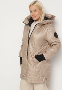 Born2be - Beżowa Przejściowa Kurtka z Pikowanymi Przeszyciami Fesinoa. Okazja: na co dzień, na spacer. Typ kołnierza: kaptur. Kolekcja: plus size. Kolor: beżowy. Materiał: jeans. Styl: casual
