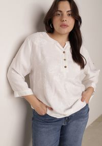 Born2be - Biała Bluzka Ozdobiona Guzikami i Haftowanymi Kwiatami Delmana. Okazja: na co dzień. Kolekcja: plus size. Kolor: biały. Materiał: materiał, tkanina. Wzór: aplikacja, kwiaty, haft. Sezon: lato. Styl: klasyczny, casual #1