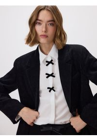 Reserved - Koszula z kokardkami - biały. Typ kołnierza: kokarda. Kolor: biały. Materiał: tkanina. Wzór: gładki #1