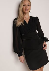 Born2be - Czarna Bluzka Kopertowa VICES z Dekoltem V Bufiastymi Rękawkami i Zaakcentowanymi Ramionami Tine. Okazja: na co dzień, na komunię. Typ kołnierza: dekolt w kształcie V. Kolor: czarny. Materiał: jeans. Długość rękawa: krótki rękaw. Styl: casual, elegancki #8