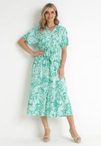 Born2be - Miętowa Sukienka Gertisa. Okazja: na co dzień. Typ kołnierza: dekolt w serek, kołnierz z falbankami. Kolor: miętowy. Materiał: wiskoza. Długość rękawa: krótki rękaw. Wzór: kwiaty. Styl: elegancki, casual #1