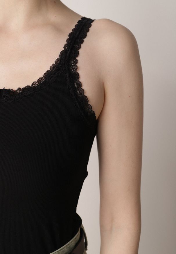 Born2be - Czarny Top z Bawełny Ozdobiony Guzikami i Koronką przy Dekolcie Beralie. Okazja: na co dzień. Kolor: czarny. Materiał: bawełna, koronka. Wzór: aplikacja, koronka. Styl: casual, klasyczny, elegancki