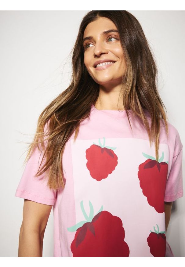 Reserved - T-shirt z nadrukiem - pastelowy róż. Kolor: różowy. Materiał: dzianina, bawełna. Wzór: nadruk
