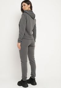 Born2be - Ciemnoszary Ocieplany Komplet Dresowy z Bawełny Joggery i Bluza z Kapturem i Nadrukiem Filola. Kolor: szary. Materiał: dresówka, bawełna. Wzór: nadruk #6