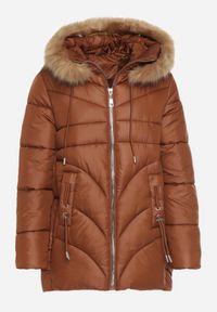 Born2be - Brązowa Pikowana Kurtka o Trapezowym Kroju z Kapturem i Odpinanym Futerkiem Deolaine. Okazja: na co dzień. Typ kołnierza: kaptur. Kolor: brązowy. Materiał: futro. Długość rękawa: długi rękaw. Długość: długie. Styl: casual, elegancki #7