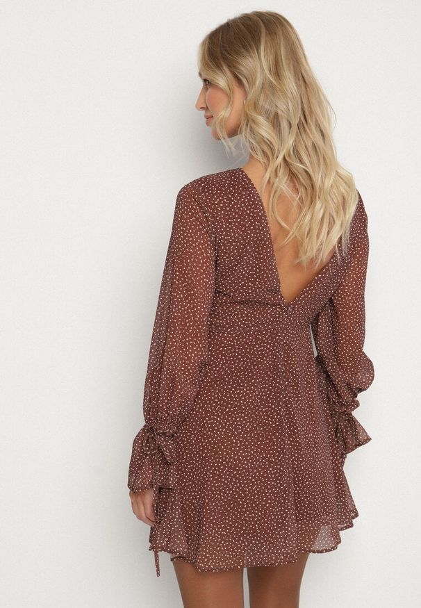 Born2be - Brązowa Rozkloszowana Sukienka Vices z Bufiastymi Rękawami w Kropki Eriane. Okazja: na co dzień. Kolor: brązowy. Wzór: kropki. Typ sukienki: proste. Styl: elegancki, klasyczny, casual