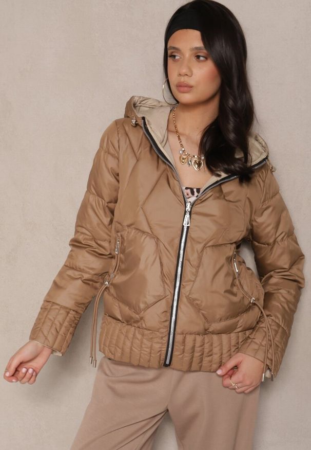 Renee - Ciemnobeżowa Pikowana Kurtka Dwustronna z Kapturem Eravinea. Okazja: na co dzień. Typ kołnierza: kaptur. Kolor: beżowy. Materiał: jeans. Styl: elegancki, casual