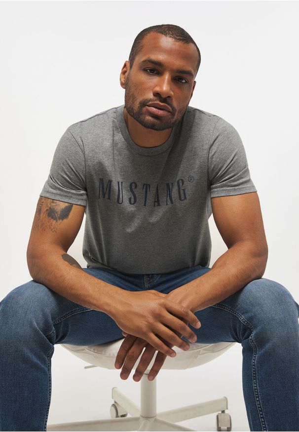 Mustang - MUSTANG Style Alex C LOGO Tee MĘSKI T-SHIRT KOSZULKA Mid Grey Melange 1013221 4140