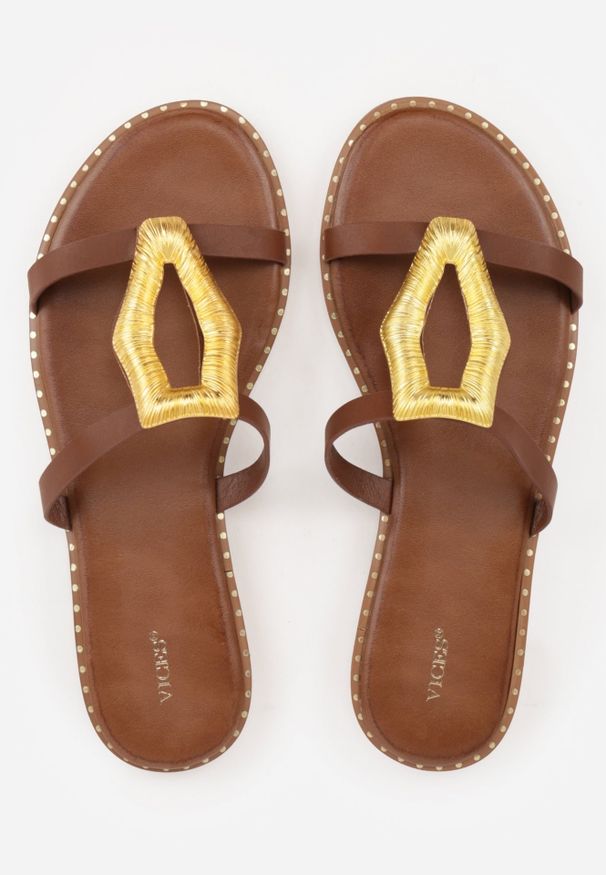 Renee - Brązowe Klapki VICES z Metaliczną Geometryczną Klamrą Azaeriana. Okazja: na co dzień. Kolor: brązowy. Wzór: geometria. Styl: casual