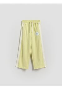 Reserved - Dresowe spodnie z lampasem - jasnożółty. Kolor: żółty. Materiał: dresówka #1