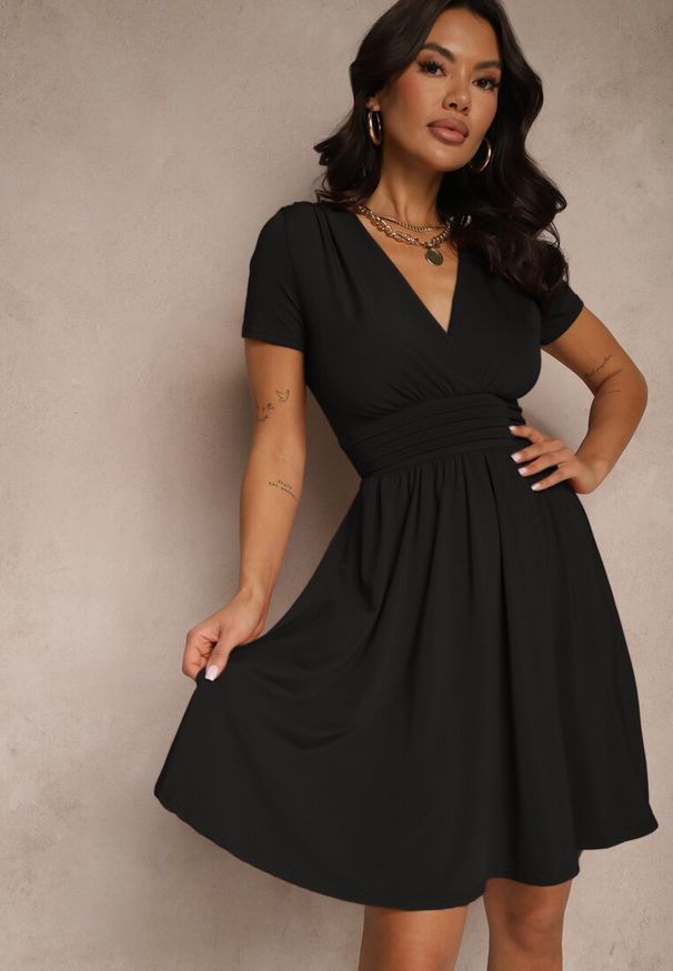 Renee - Czarna Marszczona Sukienka z Wiskozą o Rozkloszowanym Kroju Kopertowym Adivlia. Okazja: na co dzień, na spacer. Kolor: czarny. Materiał: wiskoza. Długość rękawa: krótki rękaw. Typ sukienki: kopertowe. Styl: casual