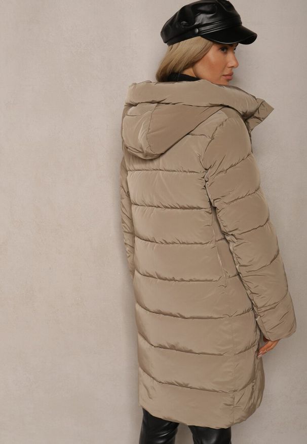 Renee - Beżowa Kurtka z Pikowanymi Przeszyciami Kapturem i Wysokim Kołnierzem Atinesca. Okazja: na co dzień. Kolor: beżowy. Materiał: jeans. Sezon: zima. Styl: casual