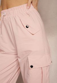 Renee - Różowe Spodnie Cargo High Waist z Ozdobnymi Kieszeniami Leriora. Okazja: na co dzień. Stan: podwyższony. Kolor: różowy. Styl: elegancki, casual