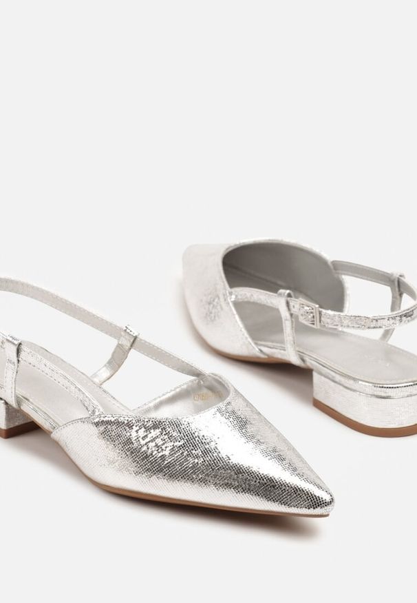 Renee - Srebrne Sandały Vices Typu Slingback Nilessea. Okazja: na spotkanie biznesowe. Nosek buta: szpiczasty. Zapięcie: sprzączka. Kolor: srebrny. Sezon: lato. Obcas: na obcasie. Styl: klasyczny, elegancki, biznesowy. Wysokość obcasa: niski