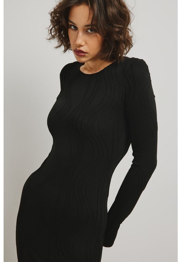 Marsala - Dopasowana sukienka z finezyjną strukturą w kolorze TOTALLY BLACK - BLANCA. Okazja: na imprezę, na randkę. Materiał: wiskoza, elastan. Typ sukienki: bodycon. Długość: mini