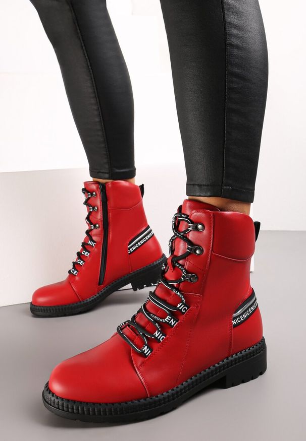 Born2be - Czerwone Botki Workery z Ozdobnymi Taśmami Ronasse. Okazja: na co dzień. Kolor: czerwony. Materiał: dzianina. Obcas: na obcasie. Styl: klasyczny, casual, elegancki. Wysokość obcasa: niski