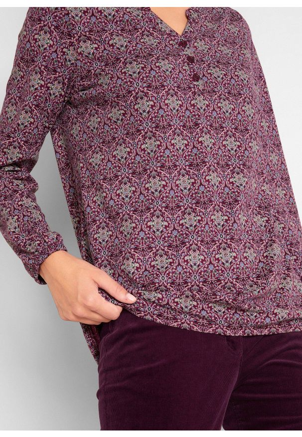 bonprix - Shirt z długim rękawem, dekoltem henley i nadrukiem. Typ kołnierza: typu henley. Kolor: fioletowy. Materiał: jersey. Długość rękawa: długi rękaw. Długość: długie. Wzór: nadruk