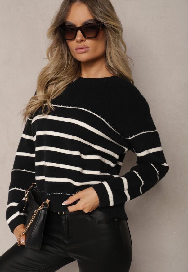 Renee - Czarno-Biały Sweter z Wiskozą z Elastycznego Materiału w Paski Nevenaia. Okazja: na co dzień, na randkę, na spacer. Kolor: czarny. Materiał: wiskoza, materiał. Wzór: paski. Styl: casual, klasyczny