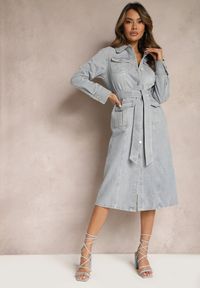 Renee - Jasnoniebieska Bawełniana Sukienka Jeansowa o Koszulowym Fasonie z Paskiem i Kieszeniami Dettia. Kolor: niebieski. Materiał: bawełna, jeans. Typ sukienki: koszulowe #3