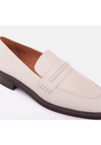 Marco Shoes Loafersy Charlize białe. Kolor: biały. Materiał: skóra. Styl: elegancki #4