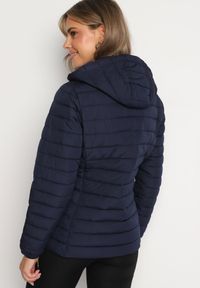 Born2be - Granatowa Pikowana Kurtka z Kapturem i Sznurkami Miviana. Okazja: na spacer. Typ kołnierza: kaptur. Kolor: niebieski. Materiał: jeans. Długość rękawa: długi rękaw. Długość: długie #6